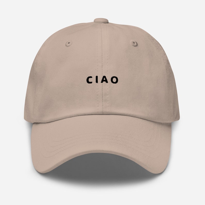 K&ouml;nnte beinhalten: Eine beige Dad Cap mit schwarzem Sticktext, der "CIAO" lautet.