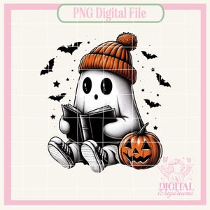 Op de afbeelding: Een schattig cartoon spook met een oranje muts en sneakers, lezend in een boek, met een pompoen en vleermuizen. De afbeelding heeft de tekst "PNG Digital File".