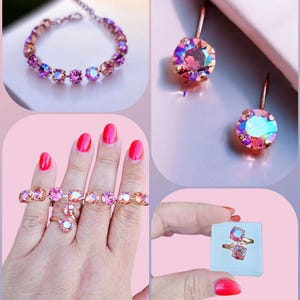 Op de afbeelding: Een set sieraden met een armband, oorbellen en ringen. De sieraden zijn gemaakt van ros&eacute;goud en bezet met iriserende roze stenen.