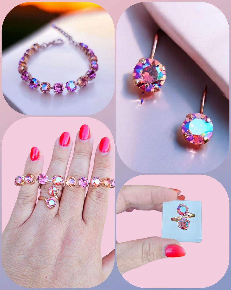Op de afbeelding: Een set sieraden met een armband, oorbellen en ringen. De sieraden zijn gemaakt van ros&eacute;goud en bezet met iriserende roze stenen.
