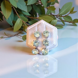 Brincos pendentes com 3 cristais austríacos em tom verde sálvia acinzentado, cor verde claro, ideal para presente feminino, perfeitos para casamentos.