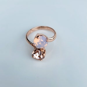 Cosy C, 8 mm verstelbare ring met dubbele kristallen, lichtroze (weergegeven in roségouden zetting)