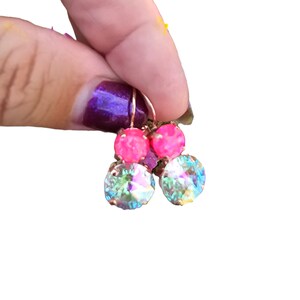 Pendientes colgantes de ópalo rosa intenso: Crystal Celebration (mostrados en oro rosa), cierre de palanca de 8/12 mm