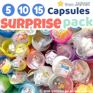 Può includere: Una collezione di capsule a sorpresa colorate, ognuna contenente un piccolo giocattolo. L'immagine presenta il testo "5 10 15 capsules SURPRISE pack" e "from JAPAN". Le capsule sono di vari colori, tra cui rosa, giallo e blu.