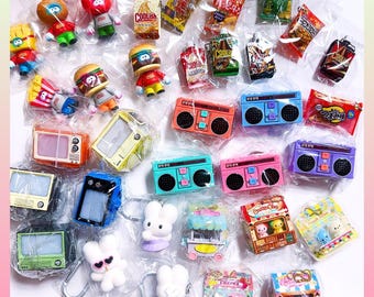Miniaturowe breloki w stylu retro Y2K – japońskie zabawki Gachapon | Breloczki z TV, radiem i przekąskami | Wybierz swój wzór