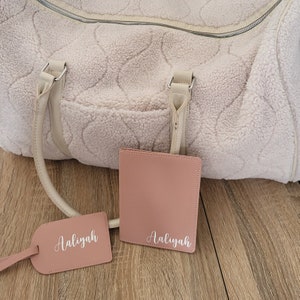 Protège passeport et étiquette valise rose | Cadeau Saint-Valentin femme| Cadeau voyage | Passeport personnalisé femme | Cadeau anniversaire