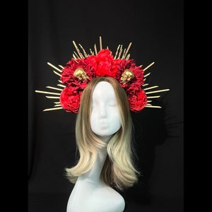 Kroon Día de los Muertos: gouden halo, rode bloemen en strassteentjes