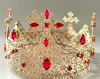 Corona de rey con cruz, tocado personalizado con diamantes de imitación rojos.
