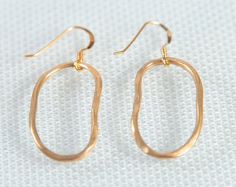 Boucles d'oreilles Haba originales avec mouvement - boucles d'oreilles dorées - cadeaux pour femmes - bijoux modernes et beaux - bronze jaune - crochet doré