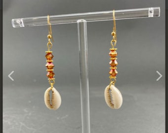 Boucles d'oreilles longues dorées avec coquillage et cristaux Swarovski - cadeau pour femme - bijoux originaux - boucles d'oreilles et pendentifs dorés.