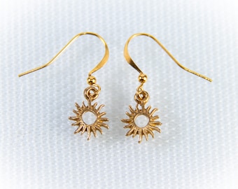 Boucles d'oreilles petites soleil avec crochet en bronze plaqué or - cadeau femme - bijou du quotidien - boucles d'oreilles dorées - anniversaire, détails