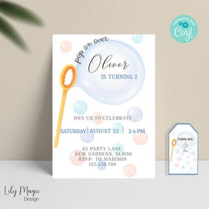 Puede incluir: Una invitación de cumpleaños y una etiqueta a juego con un tema de burbujas. La invitación dice "Pop on over, Oliver is turning 2" con los detalles del evento. La etiqueta dice "Thank you for coming".