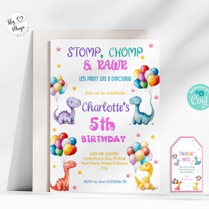 Puede incluir: Una invitación de cumpleaños con temática de dinosaurios. La invitación presenta ilustraciones coloridas de dinosaurios, globos y estrellas. El texto incluye "STOMP, CHOMP & RAWR" y "5º Cumpleaños de Charlotte".