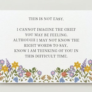 Op de afbeelding: Een condoleancekaart met een bloemrand en de tekst: "Dit is niet gemakkelijk. Ik kan me de pijn die je misschien voelt niet voorstellen. Hoewel ik misschien niet de juiste woorden weet te zeggen, weet dat ik aan je denk in deze moeilijke tijd."