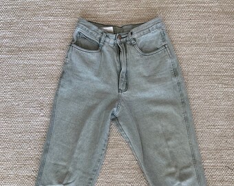 Vintage Bill Blass Hellgrün Mom Jeans Größe 8 Hoch taillierte, entspannte Passform mit konischen Bein.