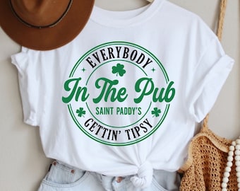 Everybody In The Pub Getting Tipsy Shirt, Funny St Pattys Day Shirt, Cute St Patrick's Day, St. Patrick's Day Gift, Irish shirt Green Shirt