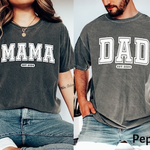 Camiseta personalizada para parejas de mamá y papá en color cómodo, regalo para papá, regalo para futura mamá y papá, camisetas para mamá y papá, camisetas para revelar el embarazo Cool Mama Club