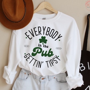 Everybody In The Pub Getting Tipsy Sweatshirt, Funny St Pattys Day Sweatshirt, Cute St Patrick's Day, St. Patrick's Day Gift,IrishSweatshirt