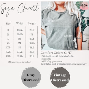 K&ouml;nnte beinhalten: Gr&ouml;&szlig;entabelle f&uuml;r ein T-Shirt mit Ma&szlig;en in Zoll. Die Tabelle zeigt die Breite und L&auml;nge des T-Shirts in den Gr&ouml;&szlig;en S bis 4XL. Das T-Shirt wird als "Comfort Colors C1717" mit einem 7/8-Doppelnaht-Stehkragen, lockerer Passform, 100% Ringspinn-Baumwolle und einem Stehkragen und Schultern aus K&ouml;per f&uuml;r zus&auml;tzliche Strapazierf&auml;higkeit beschrieben. Das T-Shirt ist in zwei Farben erh&auml;ltlich: Grau Used Look und Vintage Used Look.