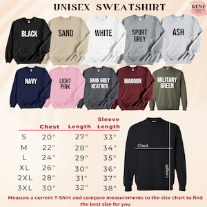 Puede incluir: Tabla de tallas de sudadera unisex con medidas de pecho, largo y largo de manga en pulgadas. La tabla muestra tallas de S a 3XL. Los colores de las sudaderas son negro, arena, blanco, gris deportivo, ceniza, azul marino, rosa claro, gris oscuro jaspeado, granate y verde militar.