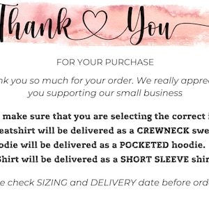 Puede incluir: Gracias por su compra. Un fondo de acuarela rosa y blanco con texto negro. El texto dice: "Muchas gracias por su pedido. Realmente apreciamos que apoye nuestro peque&ntilde;o negocio. Aseg&uacute;rese de seleccionar el art&iacute;culo correcto. La sudadera se entregar&aacute; como una sudadera CREWNECK. La sudadera con capucha se entregar&aacute; como una sudadera con capucha POCKETED. La camiseta se entregar&aacute; como una camiseta de MANGA CORTA. Por favor, compruebe la TALLA y la fecha de ENTREGA antes de realizar el pedido."