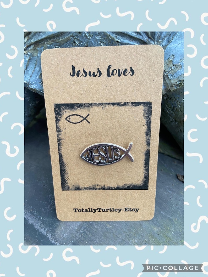 Pu&ograve; includere: Uno spillo a forma di pesce Ges&ugrave; color argento con la parola "JESUS" all'interno del pesce. Lo spillo &egrave; su una carta marrone con il testo "Jesus loves" e "Totally Turtley-Etsy".