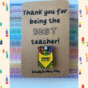 Puede incluir: Una tarjeta marrón con el texto "Thank you for being the BEST teacher!" y un pin de una caja de lápices de colores amarilla con flores y lápices de colores. El pin dice "create EVERY DAY" y el nombre de la tienda Etsy es "Totally Turtley-Etsy".
