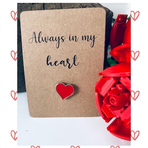 Deuil d'un insigne en émail avec coeur d'amour rouge