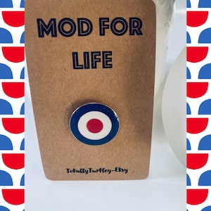 Peut inclure: Une épingle cible bleue, blanche et rouge avec le texte "Mod for Life" sur une carte brune avec le texte "Totally Turtley-Etsy".