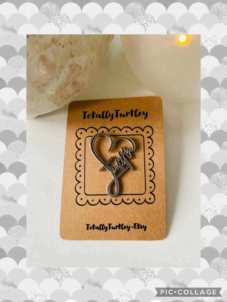 Pu&ograve; includere: Un ciondolo d'argento a forma di cuore con la scritta "faith". Il ciondolo &egrave; esposto su una carta marrone con il testo "Totally Turtley-Etsy".