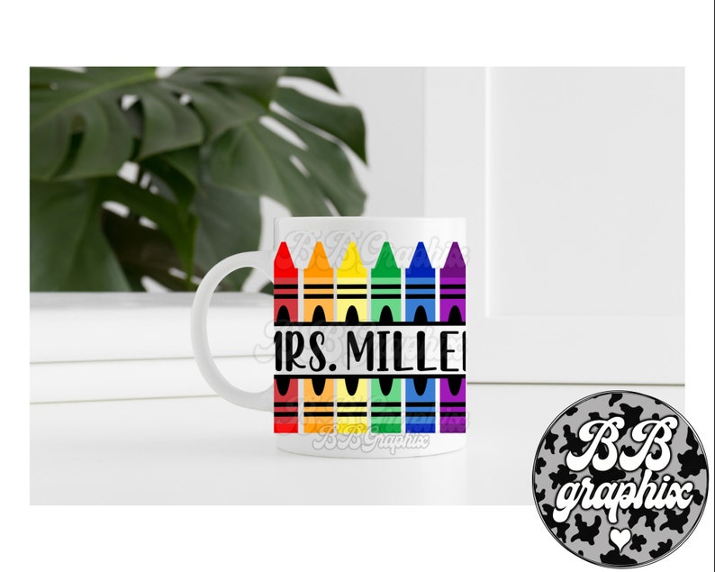 Pu&ograve; includere: Una tazza in ceramica bianca con un design di matite colorate e il testo "Mrs. Miller".