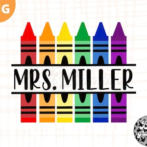 Pu&ograve; includere: Un design colorato con sette pastelli disposti in fila con il testo "MRS. MILLER" in lettere nere.