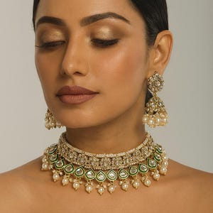 Dabi Kundan-parelketting set/Kundan-ketting/lichtgewicht/bijpassende oorbellen Teeka groene meenakari /choker Jhumka