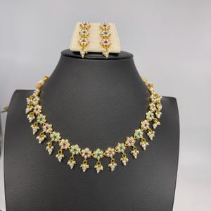 Ensemble ras de cou/collier haut de gamme en jadau Hyderabadi avec boucles d&#39;oreilles assorties/délicat/haut de gamme/perles/rubis émeraude/plaqué or mariage/fête/nuptiale