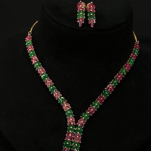 Ensemble de boucles d&#39;oreilles ras de cou/collier vert rubis, perles, travail de jadau/multicolore/plaqué or/mariée/mariage/fête/traditionnel Sabyasachi/longueur réglable
