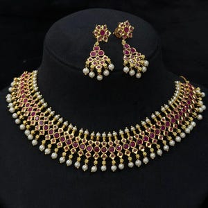 Ensemble de boucles d&#39;oreilles assorties avec collier/tour de cou Navratan, perles, travail de jadau, pierres de couleur rubis/plaqué or/mariage/mariage/fête/sabyasachi traditionnel