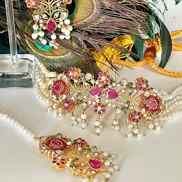 Jadau Navratan choker/ketting met bijpassende oorbellen en maang tika set/parels, veelkleurig/Indisch/Pakistaans/bruiloft/feest/bruids