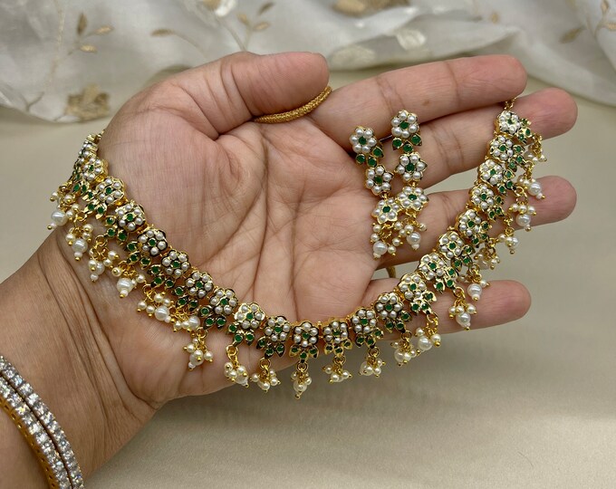 Off White Gold-Plated Jadau Choker Necklace Set with Earrings