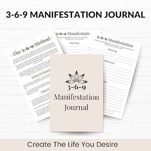 Könnte beinhalten: Ein beiges 3-6-9 Manifestationsjournal mit einem floralen Logo und dem Titel in schwarzer Schrift. Das Journal ist umgeben von Seiten mit demselben Titel und linierten Seiten zum Schreiben. Der Text "Create The Life You Desire" steht unten.