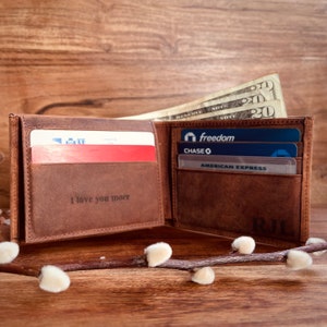 Cartera de cuero minimalista personalizada, billetera plegable delgada de cuero, regalo de aniversario para novio, billetera de padrinos de boda, regalo del día de San Valentín