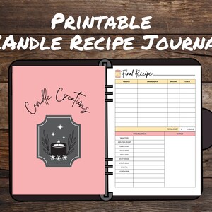 Könnte beinhalten: Ein druckbares Kerzenrezeptbuch mit einem rosa Einband mit dem Text "Candle Creations" und einem Kerzenlogo. Das offene Journal zeigt eine Seite "Final Recipe" mit Abschnitten für Zutaten und Kosten. Der Titel "Printable Candle Recipe Journal" steht oben.