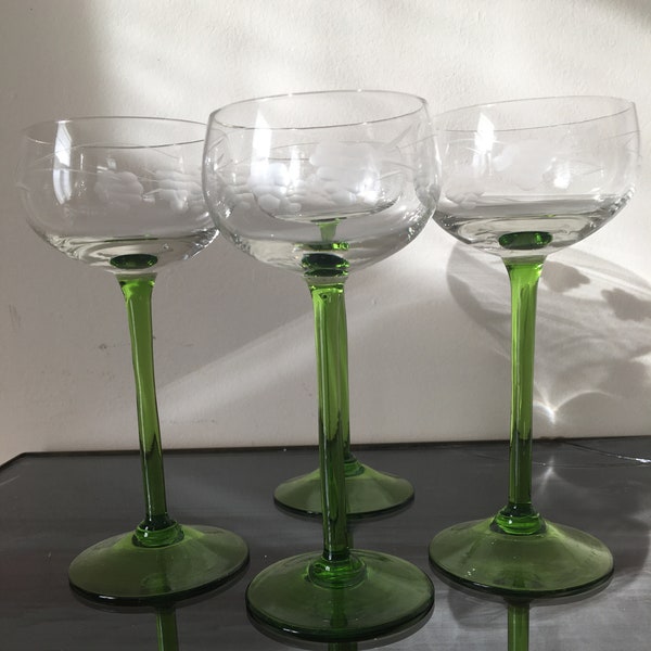 Verres en cristal à tige verte vintage avec motif de raisin