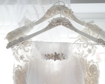Luxuriöses Schleier- und Braut-Kleiderbügel-Set, perlmuttweißes Brautkleid-Kleiderbügel-Set, Satintaschen und personalisiertes Etikett inklusive, Geschenk für die Braut.