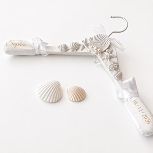 Beach Wedding Dress Hanger, Personalized Bridal Hanger with Seashells and Pearls, Custom Name Bride Hanger, Destination Wedding, Gift