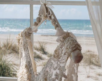 Beach Wedding Dress Hanger, Personalized Bridal Hanger with Seashells and Pearls, Custom Name Bride Hanger, Destination Wedding, Gift