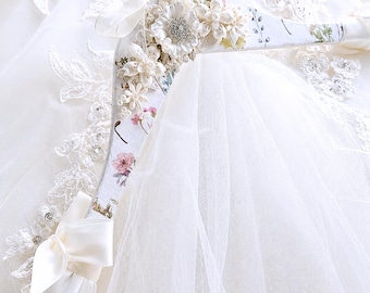 Percha personalizada para vestido de novia, percha nupcial floral hecha a mano, percha de satén blanco para novia, regalo de recuerdo de boda con nombre personalizado