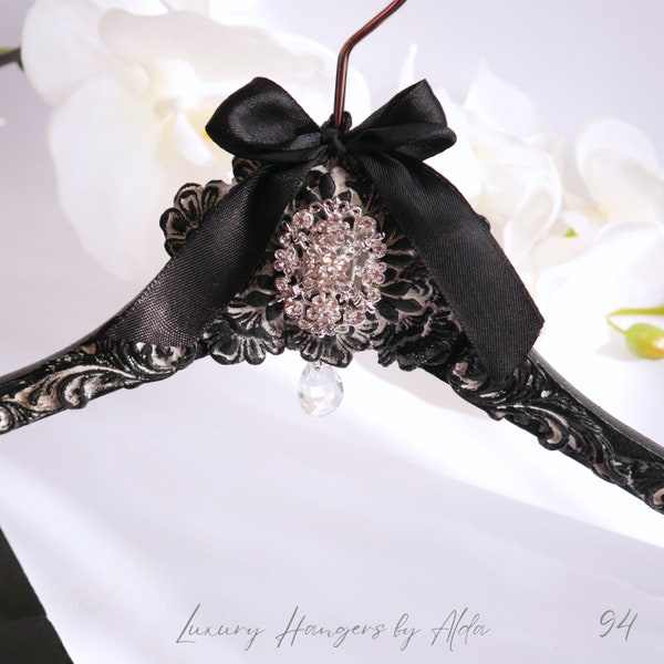 Cintre élégant en noir et blanc, cintre pour robe de mariée noire, cintre de mariée personnalisé avec étiquette personnalisée, cadeau