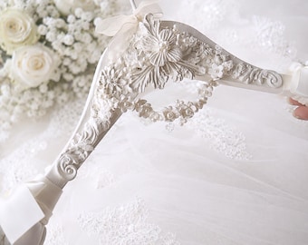 Percha de novia de lujo con nombre, percha de perlas hecha a mano para vestido de novia, detalle floral en 3D, regalo personalizado de recuerdo para la novia.