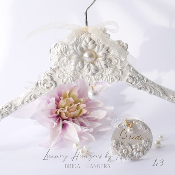 Percha de novia, percha de vestido de novia, encanto de percha personalizado,  percha de perlas con bolsa de satén, regalo para la novia -  España