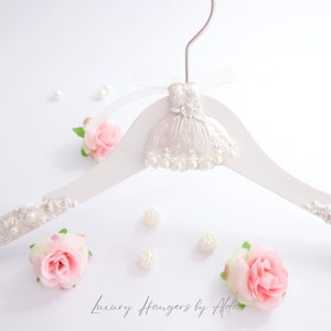 Blumenmädchen Kleiderbügel, Kleid Kind Kleiderbügel für Hochzeit, personalisierte Tag inklusive, Satin Tasche, Geschenk für Blumenmädchen.